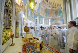 Митрополит Лонгин принял участие в великом освящении нового храма Воскресения Христова и Новомучеников и Исповедников Церкви Русской в московском Сретенском монастыре