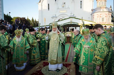 Митрополит Игнатий принял участие во всенощном бдении в Свято-Троицкой Сергиевой Лавре
