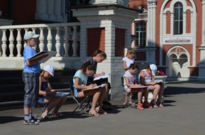 На территории Покровского храма прошла выставка работ юных художников