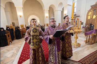 Митрополит Игнатий совершил Великую вечерню в соединении с Литургией святителя Василия Великого в Свято-Алексиевском женском монастыре г. Саратова