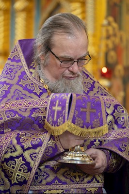 Митрополит Игнатий совершил Великую вечерню в соединении с Литургией святителя Василия Великого в Свято-Алексиевском женском монастыре г. Саратова
