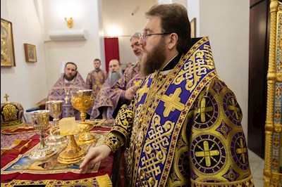 Митрополит Игнатий совершил Великую вечерню в соединении с Литургией святителя Василия Великого в Свято-Алексиевском женском монастыре г. Саратова