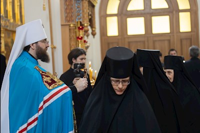 Митрополит Игнатий совершил Великую вечерню в соединении с Литургией святителя Василия Великого в Свято-Алексиевском женском монастыре г. Саратова