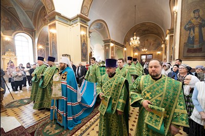 Митрополит Игнатий совершил Божественную литургию в Свято-Троицком кафедральном соборе г. Покровска (Энгельса)
