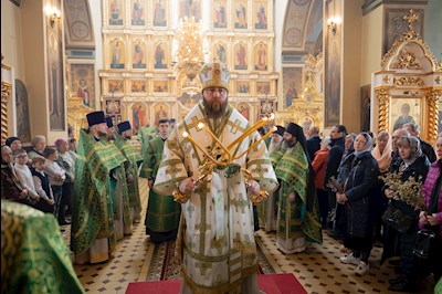 Митрополит Игнатий совершил Божественную литургию в Свято-Троицком кафедральном соборе г. Покровска (Энгельса)