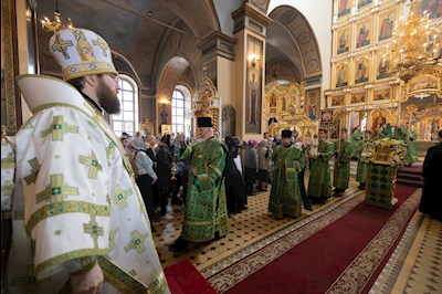 Митрополит Игнатий совершил Божественную литургию в Свято-Троицком кафедральном соборе г. Покровска (Энгельса)