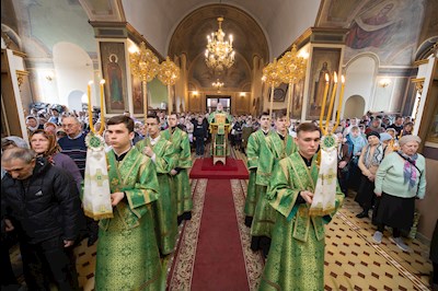 Митрополит Игнатий совершил Божественную литургию в Свято-Троицком кафедральном соборе г. Покровска (Энгельса)