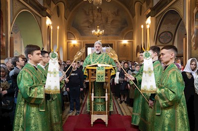 Митрополит Игнатий совершил Божественную литургию в Свято-Троицком кафедральном соборе г. Покровска (Энгельса)