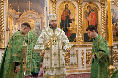 Митрополит Игнатий совершил Божественную литургию в Свято-Троицком кафедральном соборе г. Покровска (Энгельса)