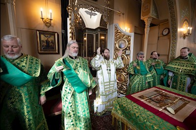Митрополит Игнатий совершил Божественную литургию в Свято-Троицком кафедральном соборе г. Покровска (Энгельса)