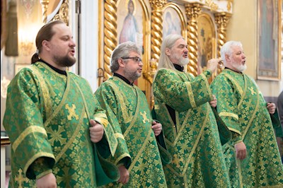 Митрополит Игнатий совершил Божественную литургию в Свято-Троицком кафедральном соборе г. Покровска (Энгельса)