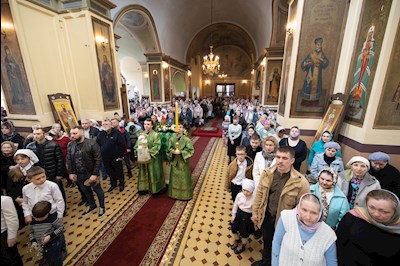 Митрополит Игнатий совершил Божественную литургию в Свято-Троицком кафедральном соборе г. Покровска (Энгельса)