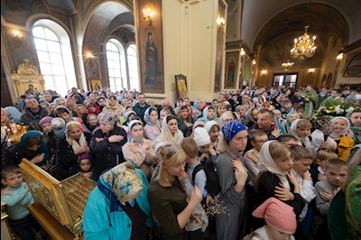 Митрополит Игнатий совершил Божественную литургию в Свято-Троицком кафедральном соборе г. Покровска (Энгельса)