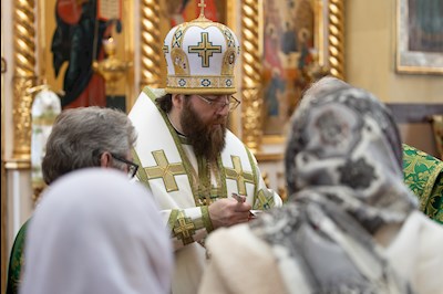 Митрополит Игнатий совершил Божественную литургию в Свято-Троицком кафедральном соборе г. Покровска (Энгельса)