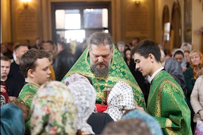 Митрополит Игнатий совершил Божественную литургию в Свято-Троицком кафедральном соборе г. Покровска (Энгельса)