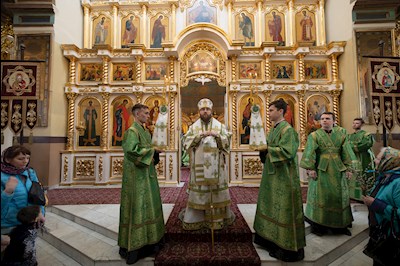 Митрополит Игнатий совершил Божественную литургию в Свято-Троицком кафедральном соборе г. Покровска (Энгельса)