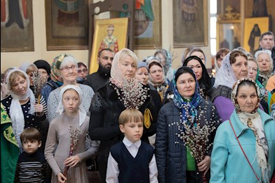 Митрополит Игнатий совершил Божественную литургию в Свято-Троицком кафедральном соборе г. Покровска (Энгельса)