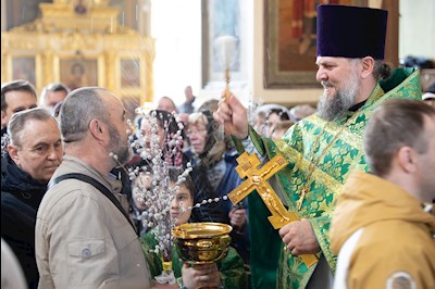Митрополит Игнатий совершил Божественную литургию в Свято-Троицком кафедральном соборе г. Покровска (Энгельса)