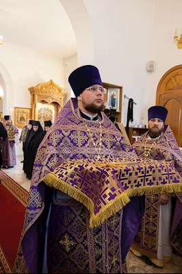 Митрополит Игнатий совершил Великую вечерню в соединении с Литургией святителя Василия Великого в Свято-Алексиевском женском монастыре г. Саратова
