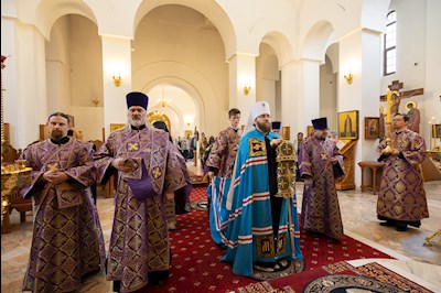 Митрополит Игнатий совершил Великую вечерню в соединении с Литургией святителя Василия Великого в Свято-Алексиевском женском монастыре г. Саратова