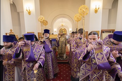 Митрополит Игнатий совершил Великую вечерню в соединении с Литургией святителя Василия Великого в Свято-Алексиевском женском монастыре г. Саратова