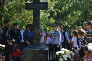 Учащихся воскресной школы Петропавловского храма познакомили с местами захоронения подвижников веры на Воскресенском кладбище