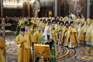 Митрополит Лонгин сослужил Святейшему Патриарху Кириллу на Литургии в Храме Христа Спасителя в годовщину его интронизации