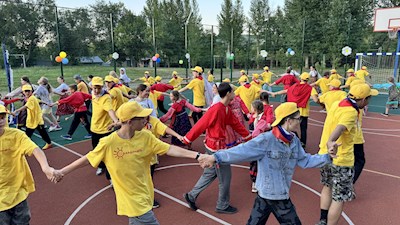 В «Солнечном» прошла веселая и красочная вечёрка