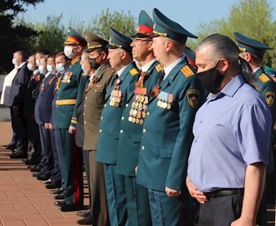 Представитель епархии возложил цветы к монументу воину-освободителю