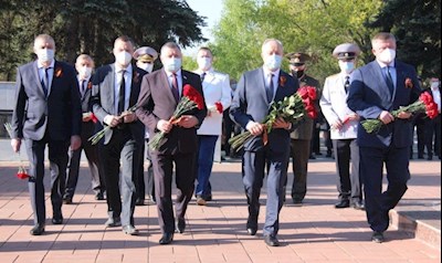 Представитель епархии возложил цветы к монументу воину-освободителю