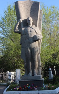 Представитель епархии возложил цветы к монументу воину-освободителю