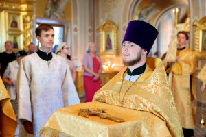 Митрополит Игнатий совершил Божественную литургию в Свято-Троицком кафедральном соборе г. Саратова