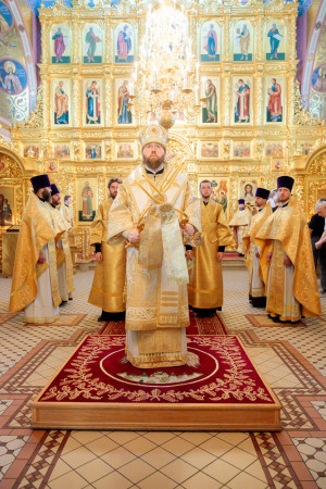 Митрополит Игнатий совершил Божественную литургию в Свято-Троицком кафедральном соборе г. Саратова