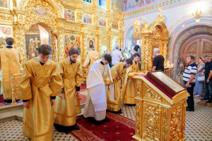 Митрополит Игнатий совершил Божественную литургию в Свято-Троицком кафедральном соборе г. Саратова