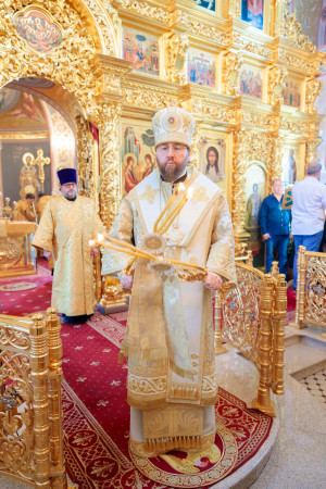 Митрополит Игнатий совершил Божественную литургию в Свято-Троицком кафедральном соборе г. Саратова