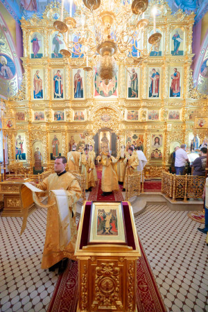 Митрополит Игнатий совершил Божественную литургию в Свято-Троицком кафедральном соборе г. Саратова