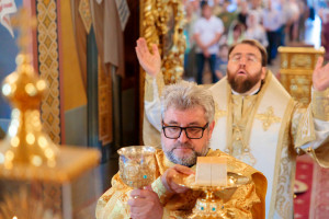 Митрополит Игнатий совершил Божественную литургию в Свято-Троицком кафедральном соборе г. Саратова