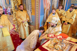 Митрополит Игнатий совершил Божественную литургию в Свято-Троицком кафедральном соборе г. Саратова