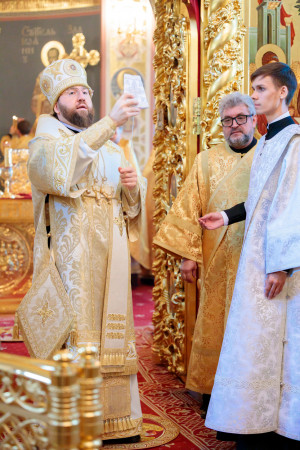 Митрополит Игнатий совершил Божественную литургию в Свято-Троицком кафедральном соборе г. Саратова