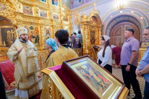Митрополит Игнатий совершил Божественную литургию в Свято-Троицком кафедральном соборе г. Саратова