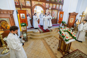 Митрополит Игнатий совершил Божественную литургию в храме в честь Нерукотворного Образа Спасителя г. Саратова