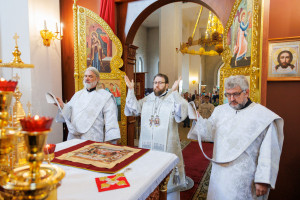 Митрополит Игнатий совершил Божественную литургию в храме в честь Нерукотворного Образа Спасителя г. Саратова