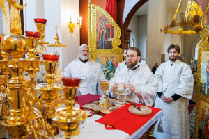 Митрополит Игнатий совершил Божественную литургию в храме в честь Нерукотворного Образа Спасителя г. Саратова