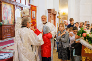 Митрополит Игнатий совершил Божественную литургию в храме в честь Нерукотворного Образа Спасителя г. Саратова