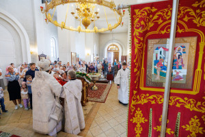 Митрополит Игнатий совершил Божественную литургию в храме в честь Нерукотворного Образа Спасителя г. Саратова