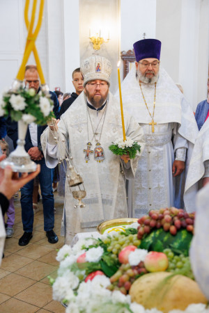 Митрополит Игнатий совершил Божественную литургию в храме в честь Нерукотворного Образа Спасителя г. Саратова