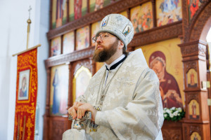 Митрополит Игнатий совершил Божественную литургию в храме в честь Нерукотворного Образа Спасителя г. Саратова