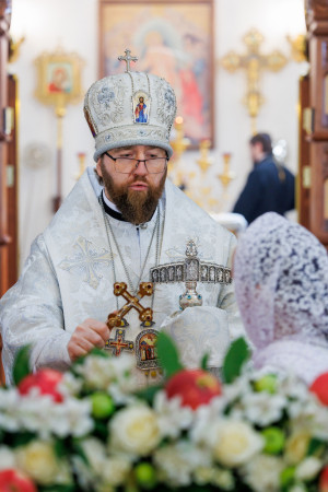 Митрополит Игнатий совершил Божественную литургию в храме в честь Нерукотворного Образа Спасителя г. Саратова