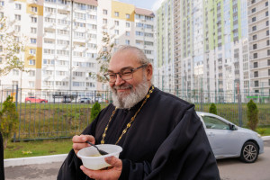 Митрополит Игнатий совершил Божественную литургию в храме в честь Нерукотворного Образа Спасителя г. Саратова