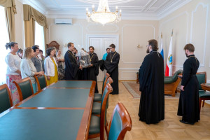 Духовенство и сотрудники Саратовской епархии поздравили митрополита Игнатия с годовщиной хиротонии